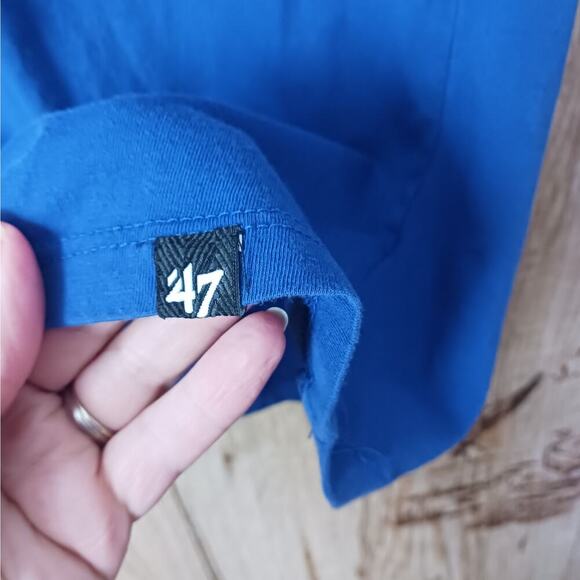 47 Brand Philadelphia Phillies Team Logo V neck Tee shirt Size Small - Picture 5 of 7